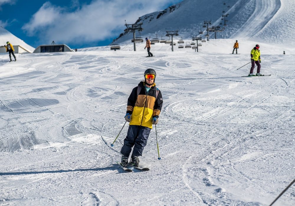 skier-gudauri-yellow-jacket